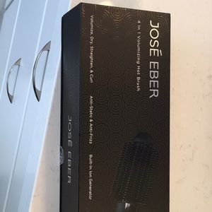 4 in 1 Volumizing Hot Brush